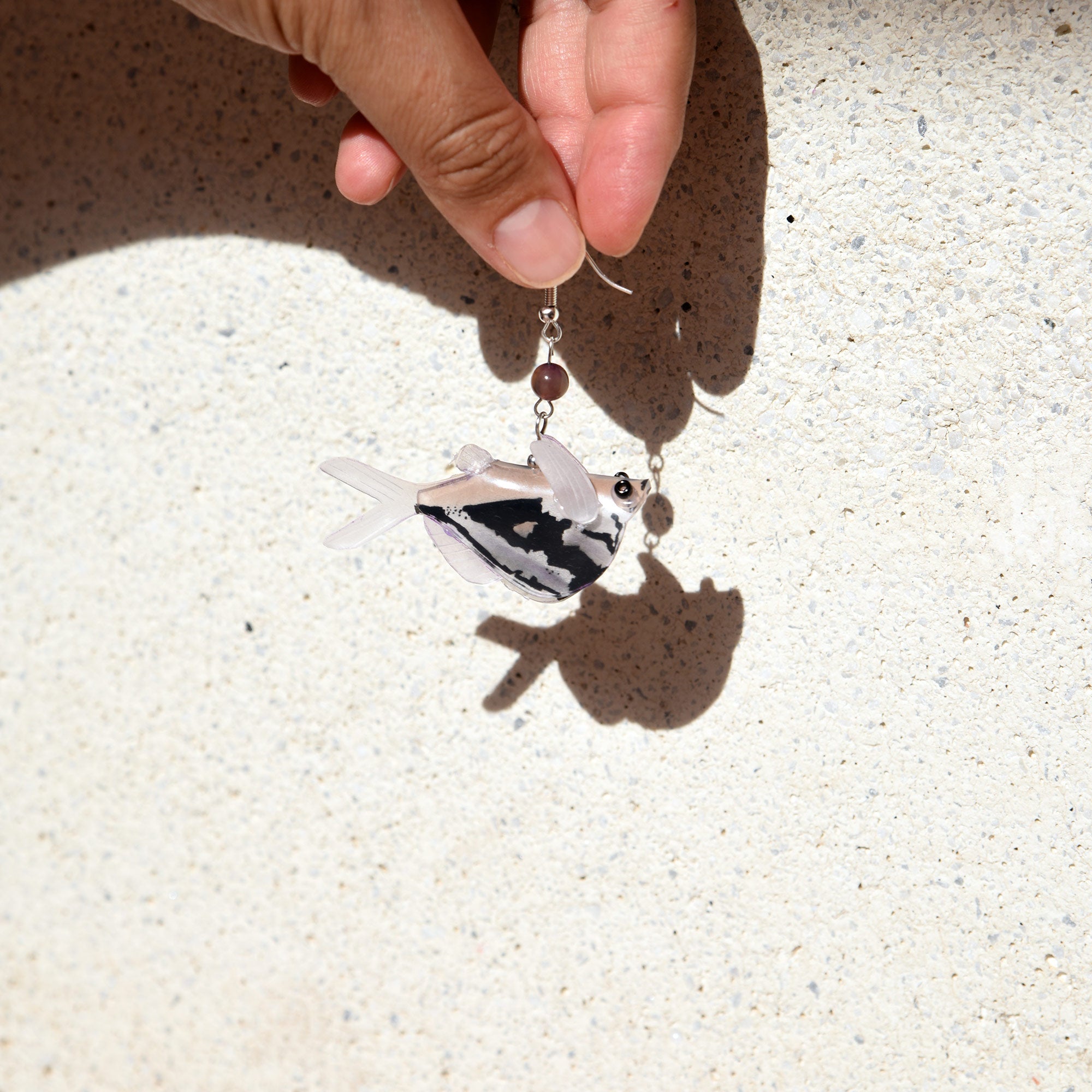 Pez hacha marmoleada earrings